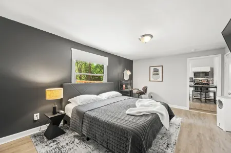 3 mins from Downtown - PS5, King Bed & EV Charger