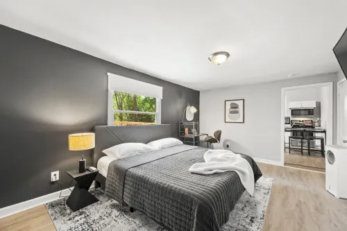 3 mins from Downtown - PS5, King Bed & EV Charger