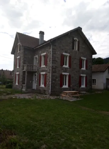 New renovated gite located less than 100 m from the lake, 80 €/nuit outside holidays