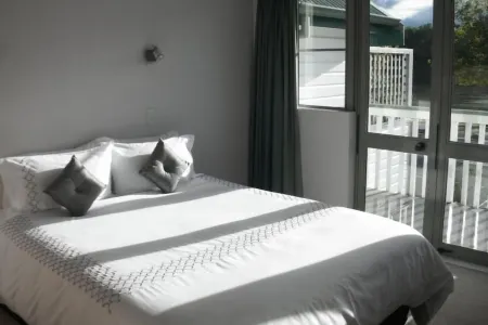 Riverside Townhouse with room for all the family, great location & WIFI Отели в г. Уонгануи