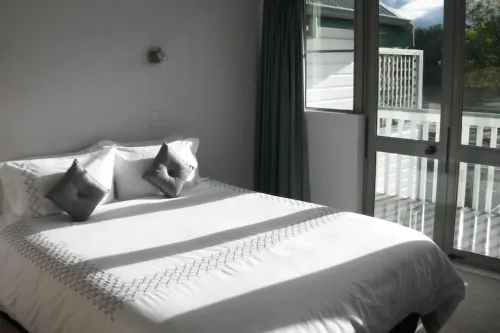 Riverside Townhouse with room for all the family, great location & WIFI