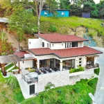 Brand New  Casa Lunula 4-bedroom 4.5 Bath house in Manuel Antonio w/Private Pool - 4 ดาว