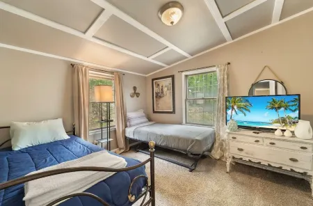 Modern Lake Front House Lake of the Ozarks 4 Bed 2 Bath Dock Boat Private MM44