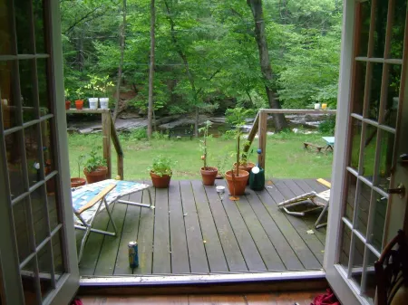 Charming Woodstock Teahouse Cottage by the Sawkill Creek trout stream Отели в г. Вудсток