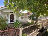 Glendale Cottage ~ Perfectly located Hotels near Red Pepper Gallery