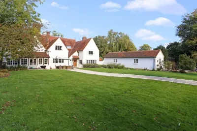 Luxury Grade 2 Listed Large Tudor Manor in Essex Hotels in 