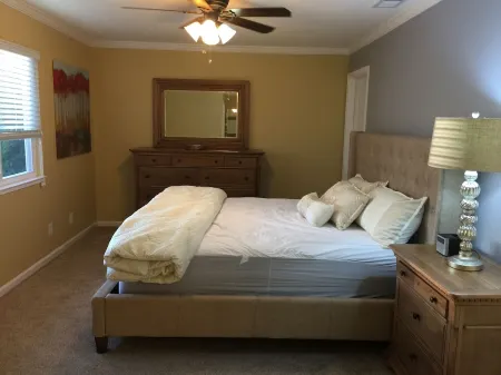 Nice Townhouse in charming Pleasanton Отели рядом с достопримечательностью «Click Art Museum»