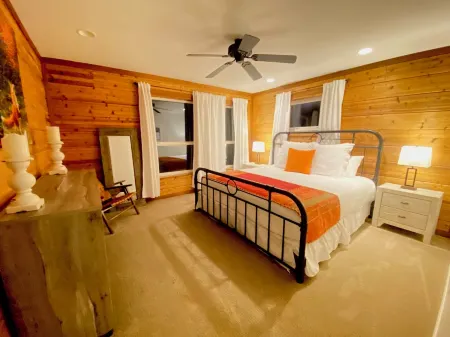 Red Fox Luxury Lodge - Gorgeous Views of Lake Cle Elum - Hot Tub - Game Room