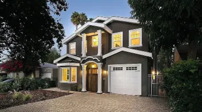 Stunning Sherman Oaks Home minutes from all LA has to offer. Pool Oasis! Hotels near Trader Joe's