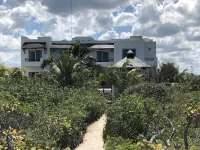 Gorgeous Emerald Coast Beachfront Home; Bring Friends & Family Hotels in Hunucma