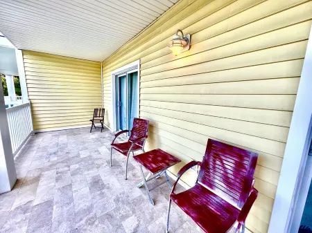 5 "J" Jus Chillin'  Cozy 2-bedroom condo in Resorts World Bimini Community