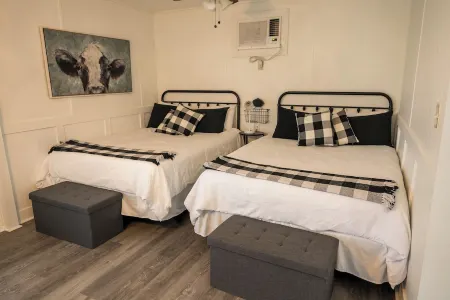 Farmhouse bed and bath with pool and hot tub