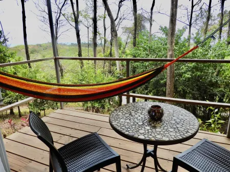 Cozy, modern jungle cabin with beautiful sea view Отели в г. Мариато