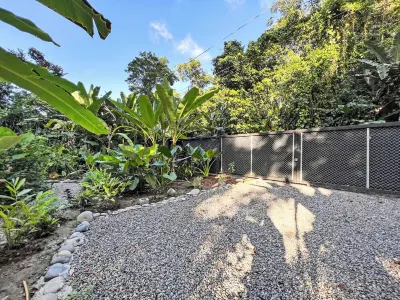 Butterfly Buddha Bungalow in the Playa Negra Jungle โรงแรมใน