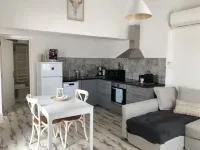 Le Bohème apartment, in village center, 300m from the sea, pets welcome