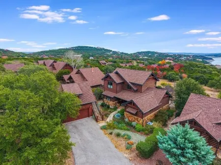 Lakeview Cabin w/ Resort Style Pools, pickleball, N. Shore Marina on Lake Travis