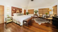 Luxury Waterfront Estate, Dock, Chef Gazebo Pool House, Boat and Captain
