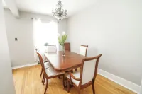 Apartment in the downtown area.  Close to shopping and restaurants.