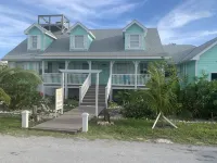 Sleeps 10, Hot Tub ,Centrally Located , Generator WiFi , Rooftop Deck,