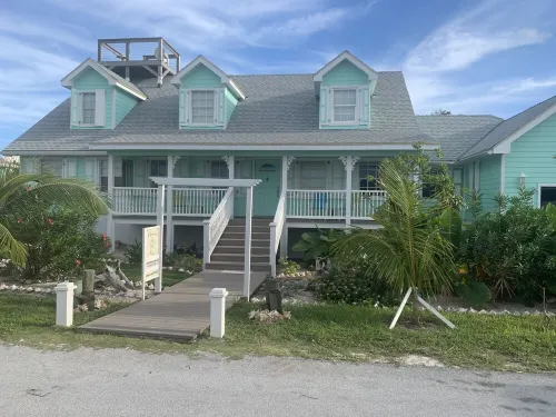 Sleeps 10, Hot Tub ,Centrally Located , Generator WiFi , Rooftop Deck,