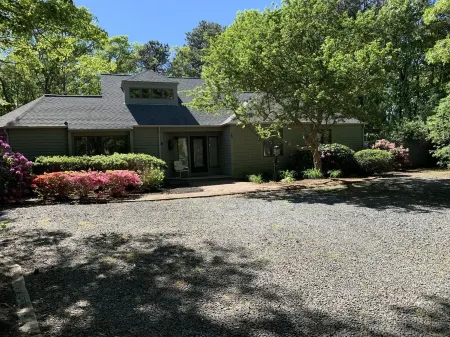 Bright & airy 4BR contemporary in Little Neck Bay, New Seabury. 1mi to beach.