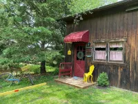Sweet cottage with lots of privacy that's perfect for a romantic getaway.