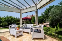 Spacious Villa with heated pool that becomes indoor