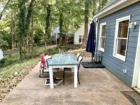 Look no more! Charming retreat within city limits, near shops, parks and trails.