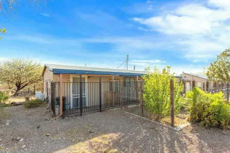 Gunslingers Hideout - Derringer - Tombstone; Roku TV; Wifi