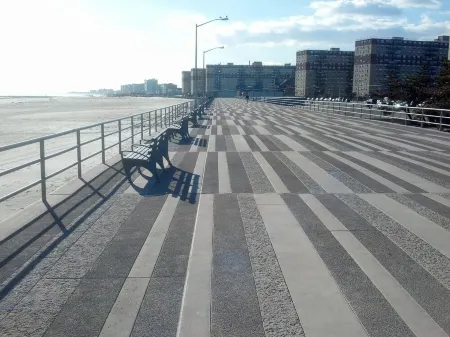 "Seaside Nest" - Rockaway Beach, NY - On Beach Block Отели рядом с достопримечательностью «Заказник Джамайка Бэй»