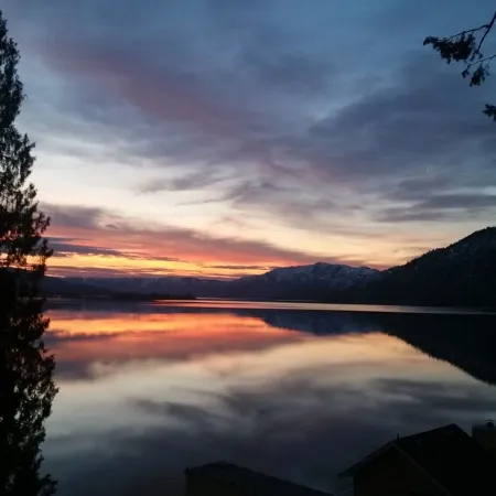 Amazing views of Lake Chelan! Unique "Treehouse" cabin with 2 bedrooms & 1 bath