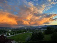 Luxury Foothills Suite - Amazing Views, Excellent Location, well appointed
