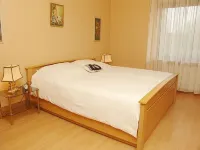 Holiday house with large garden, covered terrace, near the beach, Hotels in Stinteck