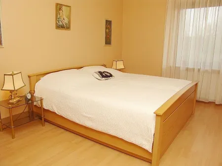 Holiday house with large garden, covered terrace, near the beach, Отели в г. Вестердайхштрих