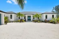 "New" 5 bedroom Exuma Beach Front Estate w/ Pool & No Neighbors on either side! โรงแรมใน