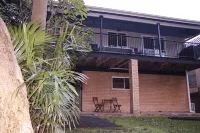 Lakes Edge Cottage - Self Contained Hotels in Caves Beach