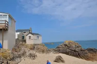 HOUSE NEAR THE SEA