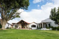 15 min from airport! Luxurious Gated Estate with Mountain Views from the Valley.
