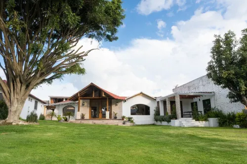 15 min from airport! Luxurious Gated Estate with Mountain Views from the Valley. Hotels in Tumbaco