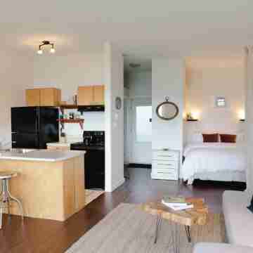 Goodview Suite - licensed waterfront studio with a fireplace and patio Rooms