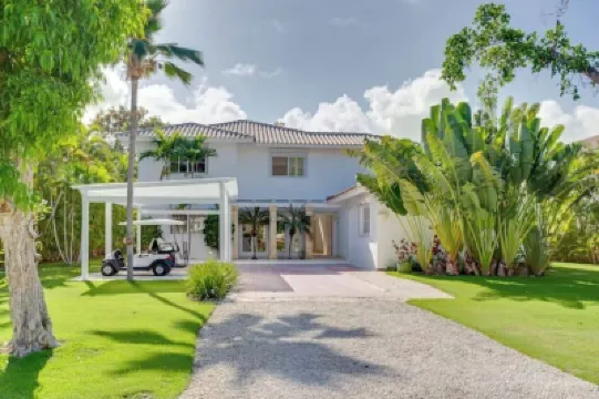 Family and Renovated Villa in Punta Cana Near Beach - Maid and cooking included Hotel a 