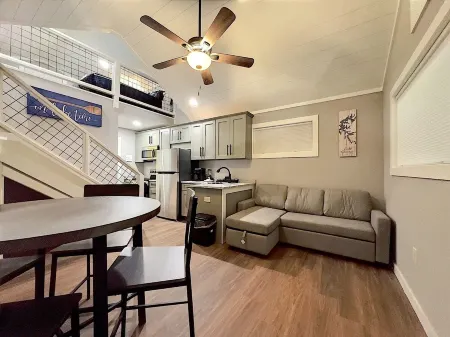 Brand New Tiny Home in Downtown Hiawassee on the Lake! Отели рядом с достопримечательностью «Campsite No 70»