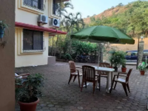 Cozy Hill-touch villa with Lounge Pool. Quiet neighbourhood. Quick trek to lake