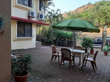 Cozy Hill-touch villa with Lounge Pool. Quiet neighbourhood. Quick trek to lake