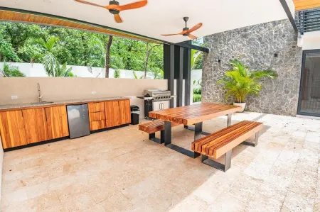 Villa Guacamaya Roja - Luxury 4 Bed & Pool in Playa Grande, Walk to Beach & Surf