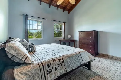 Ocean Front Condo - just steps from the beach!  Gold Standard Approved  호텔