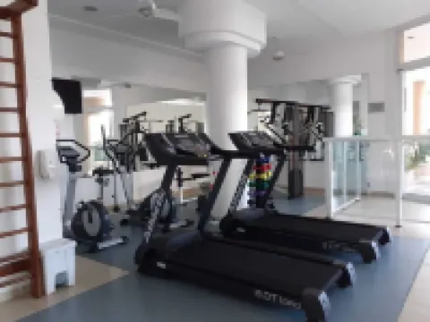 Beautiful Apt - 3 Bed + 1Empr 20 meters from the Beach