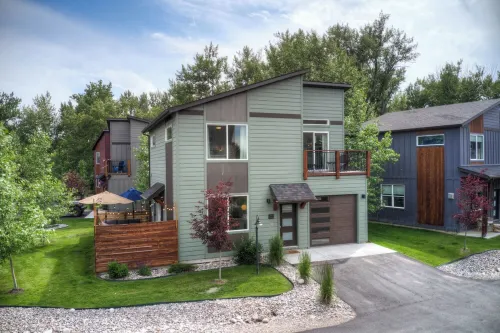 Bozeman/4Corners HomeBase • River Access & Fire Pit • Close to Skiing and Hiking Hotels in Four Corners