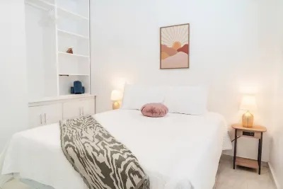 Family House w. Pool, Parking & Basketball Court! In Rainforest!10 min to beach