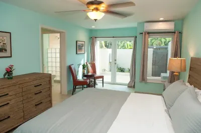 Beautifully newly renovated 3 BR/4 BA condo footsteps from the beach.  호텔